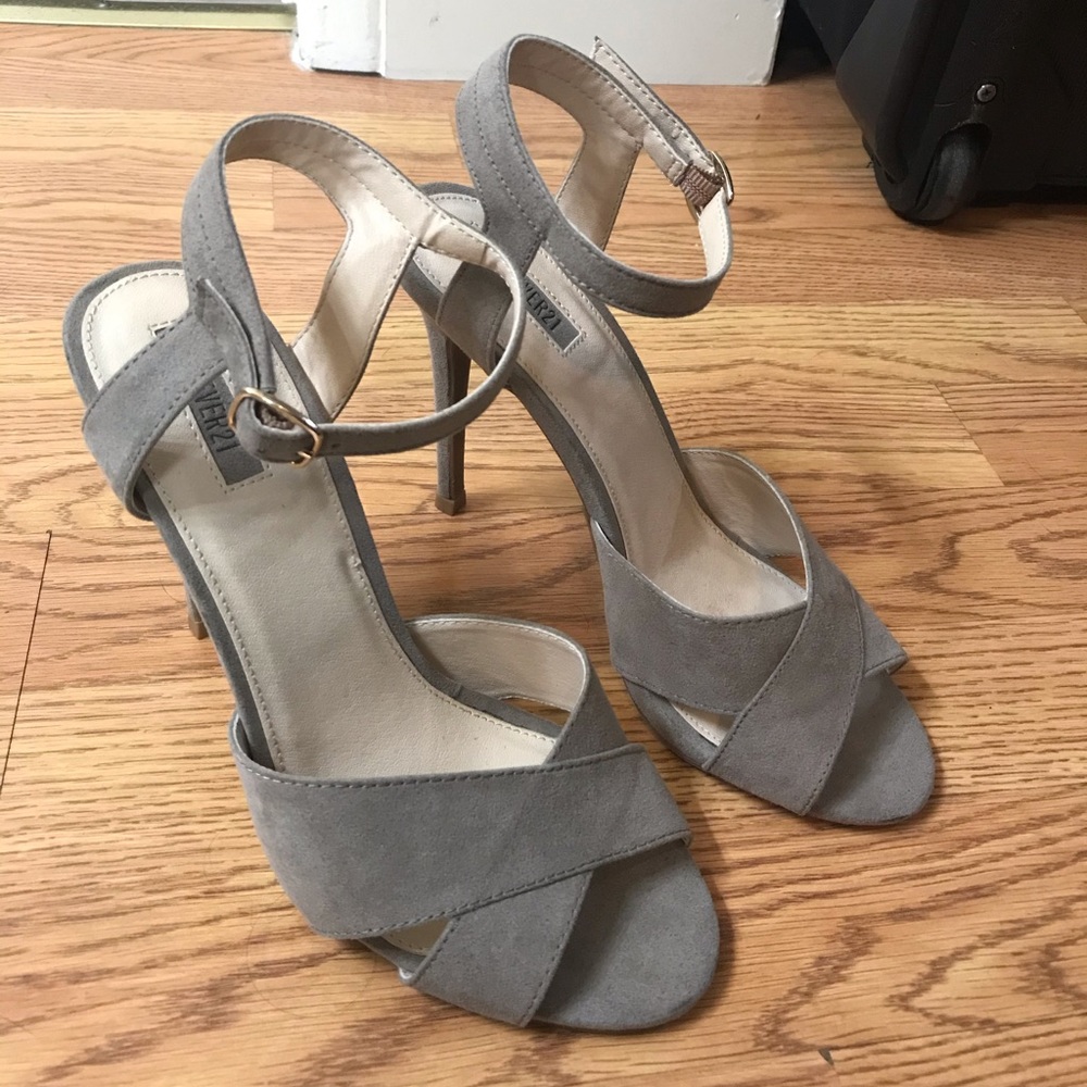 Straps heels size 7